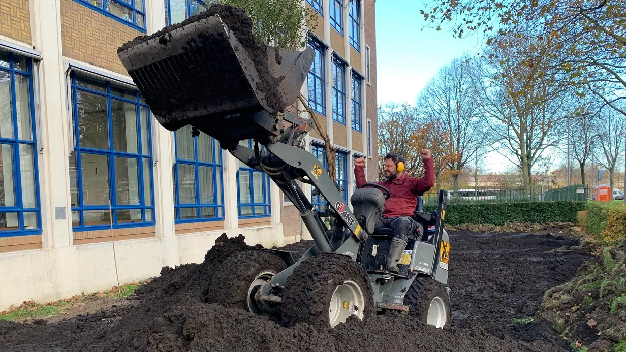 Een nieuwe tuin bij de Finlandiaschool voor de egel, merel en huismus