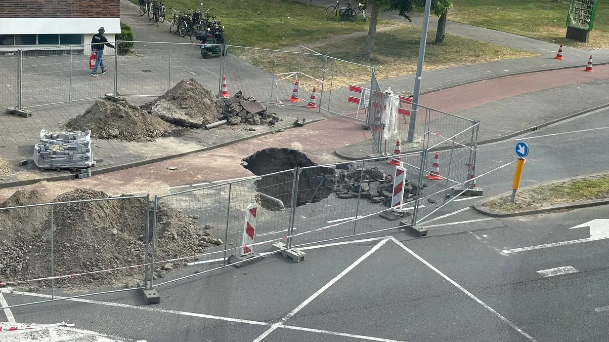 Verkeershinder door sinkhole op de Franselaan
