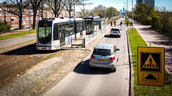 Nieuwe zebrapaden aangelegd bij tramstation Hogenbanweg en Witte Dorp
