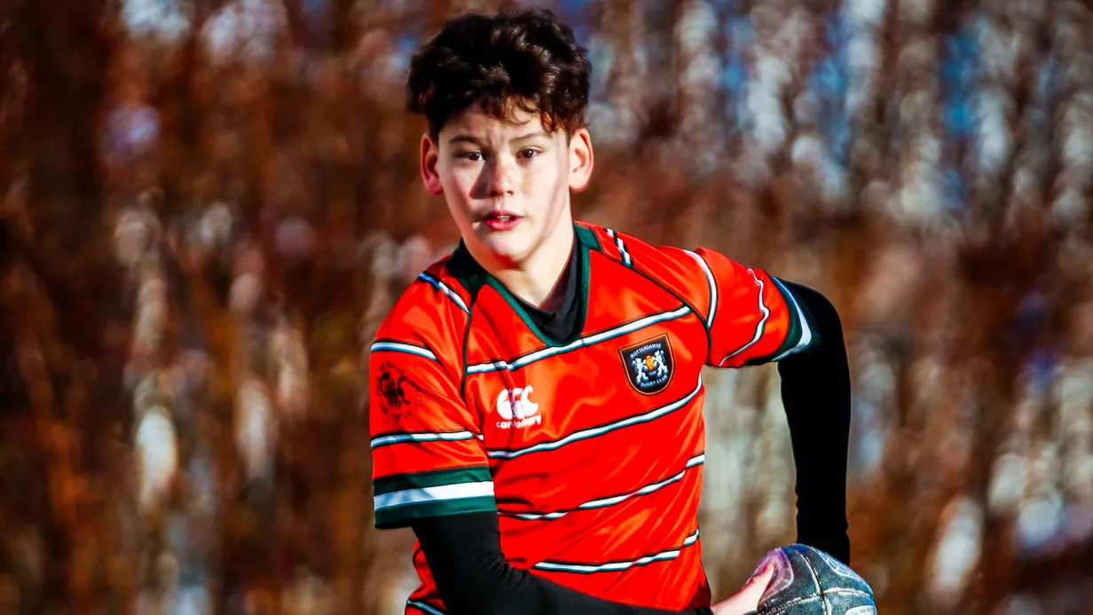 Kicken met rugby-talent Elijah 