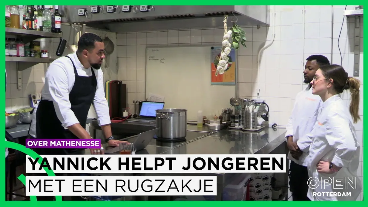Yannick leidt jongeren met een rugzakje op tot hulpkok