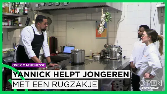 Yannick leidt jongeren met een rugzakje op tot hulpkok