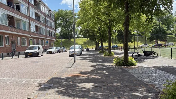 Tijdelijk extra parkeerplekken Hogenbanweg bij het sportveld