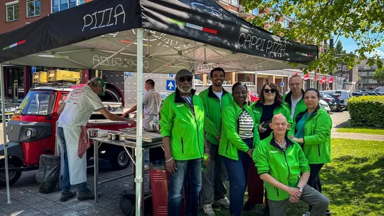 Wijkraad deelt meer dan 80 pizza’s uit op het Pinasplein