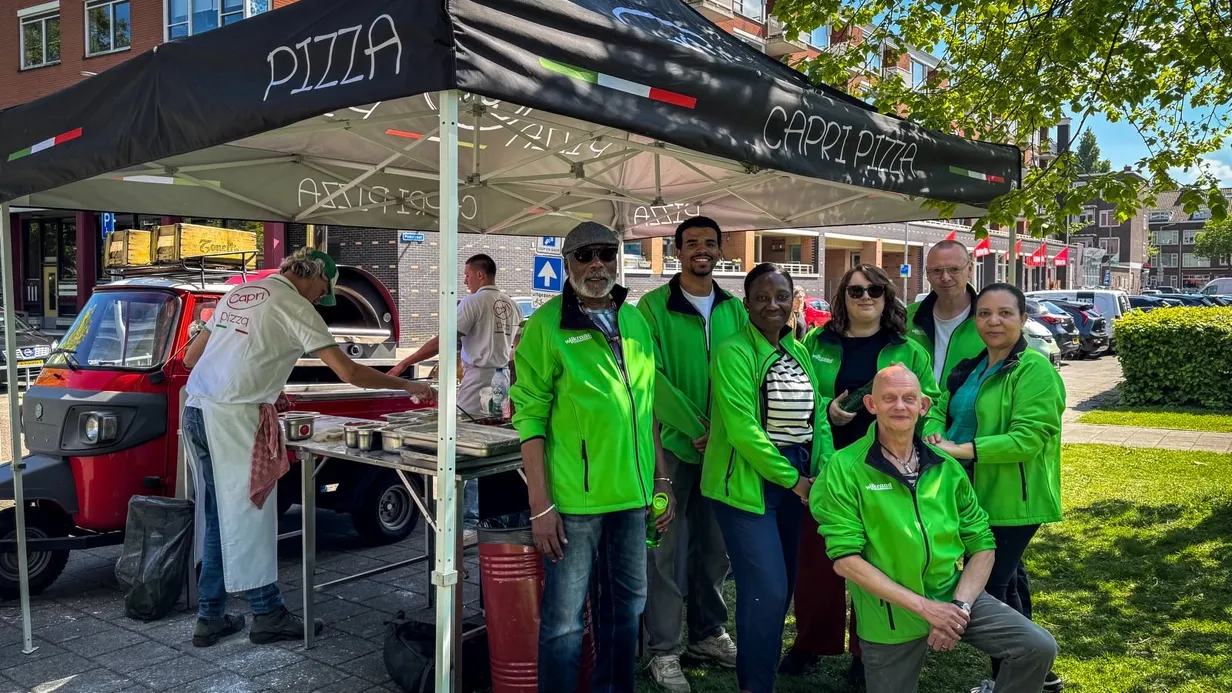 Wijkraad deelt meer dan 80 pizza’s uit op het Pinasplein