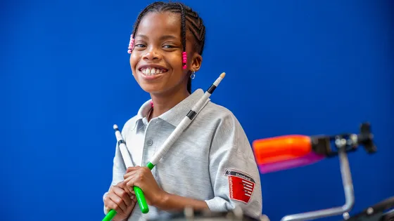 Saraï is de allerjongste drummer in de Showband Oud Mathenesse