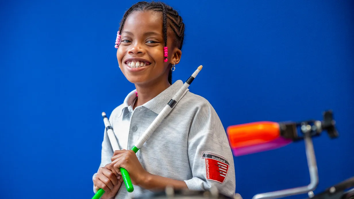Saraï is de allerjongste drummer in de Showband Oud Mathenesse