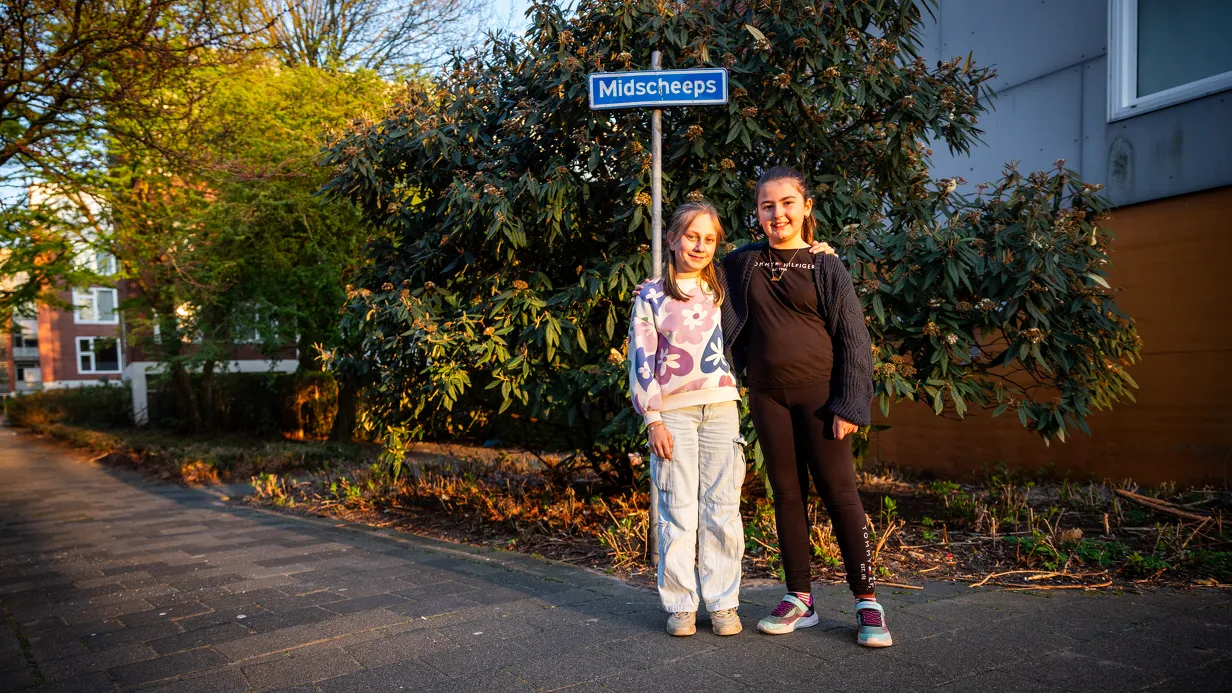 Buitenspelen in de Midscheeps: Dura en Eliza hebben geen klimrek nodig