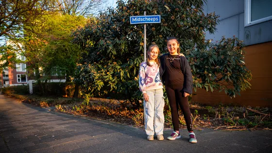 Buitenspelen in de Midscheeps: Dura en Eliza hebben geen klimrek nodig