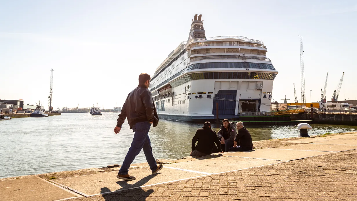 Bezoek van asielminister Mona Keijzer aan opvangschip loopt uit op ruzie: ‘Jij bent hier niet de baas’